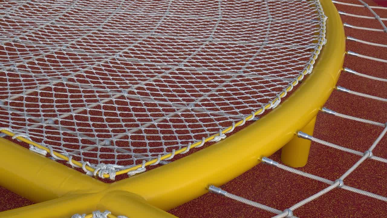 공원에서 등반 망: 어린이용 게임 장비, 오른쪽에서 왼쪽으로 린, 주체는 오른쪽에 있습니다.