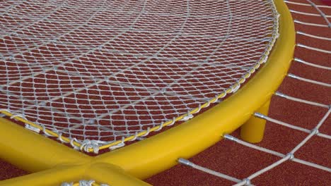 red de escalada en el parque. equipo de juego para niños. tiro de inclinación de derecha a izquierda. el sujeto está a la derecha.