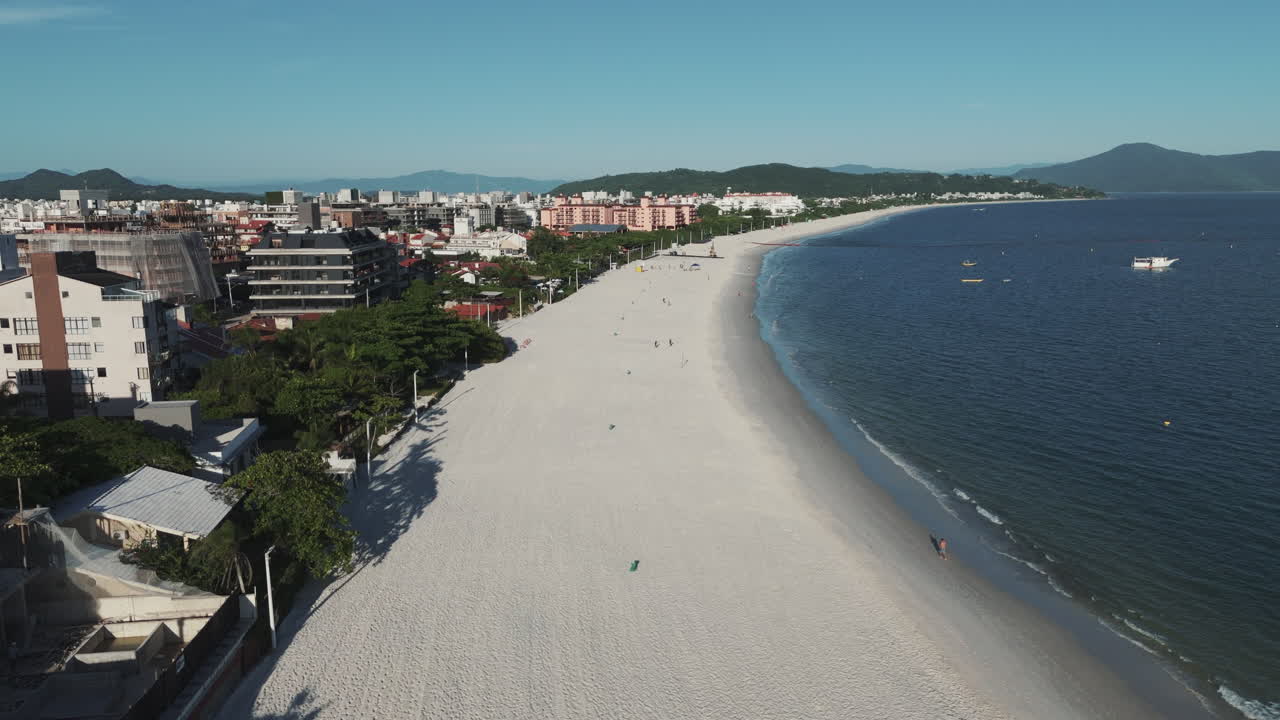 la playa de jurere en florianópolis con su extensa orilla de arena