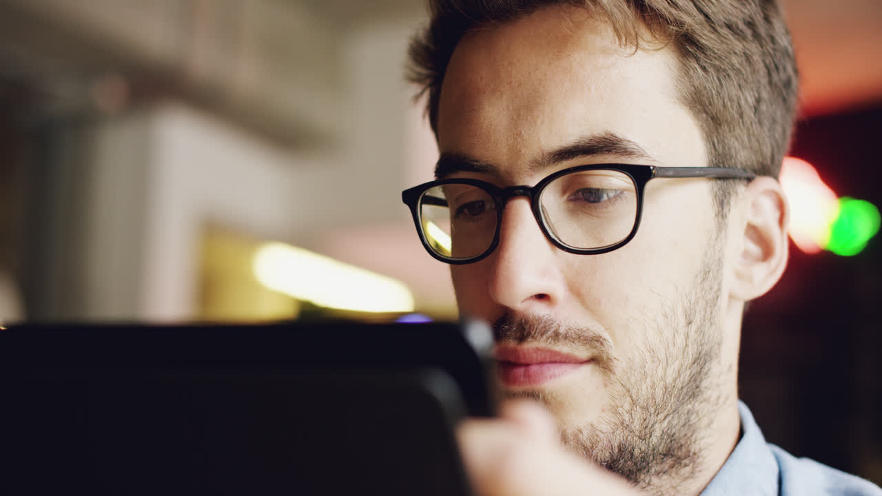 joven feliz usando una tableta digital ipad computadora en un café