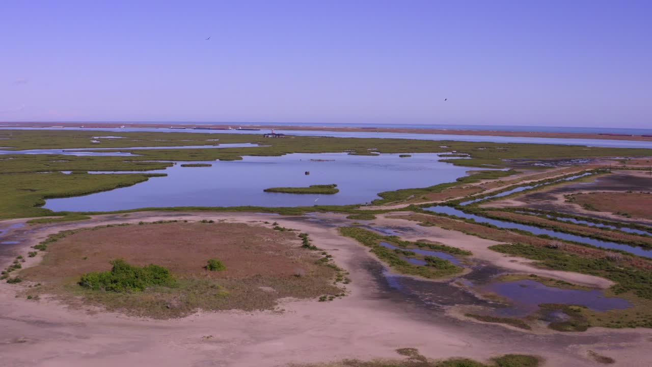 Volando con un drone verso il faro di Lydia Ann lungo i corsi d'acqua dell'insenatura ad Aransas Pass