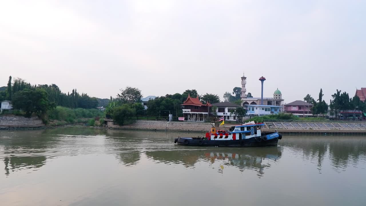 Rimorchiatore che si muove lungo il fiume ad Ayutthaya