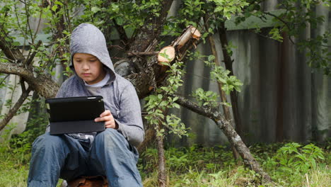 Teenager-Benutzt-Tablet-Computer-Im-Hof