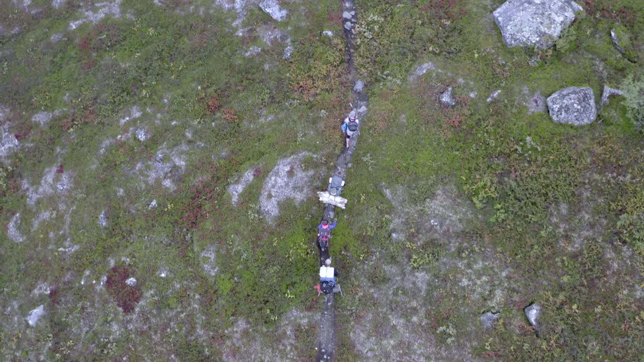 트레일에서 하이킹하는 사람들 - 위에서 - 공중 4k