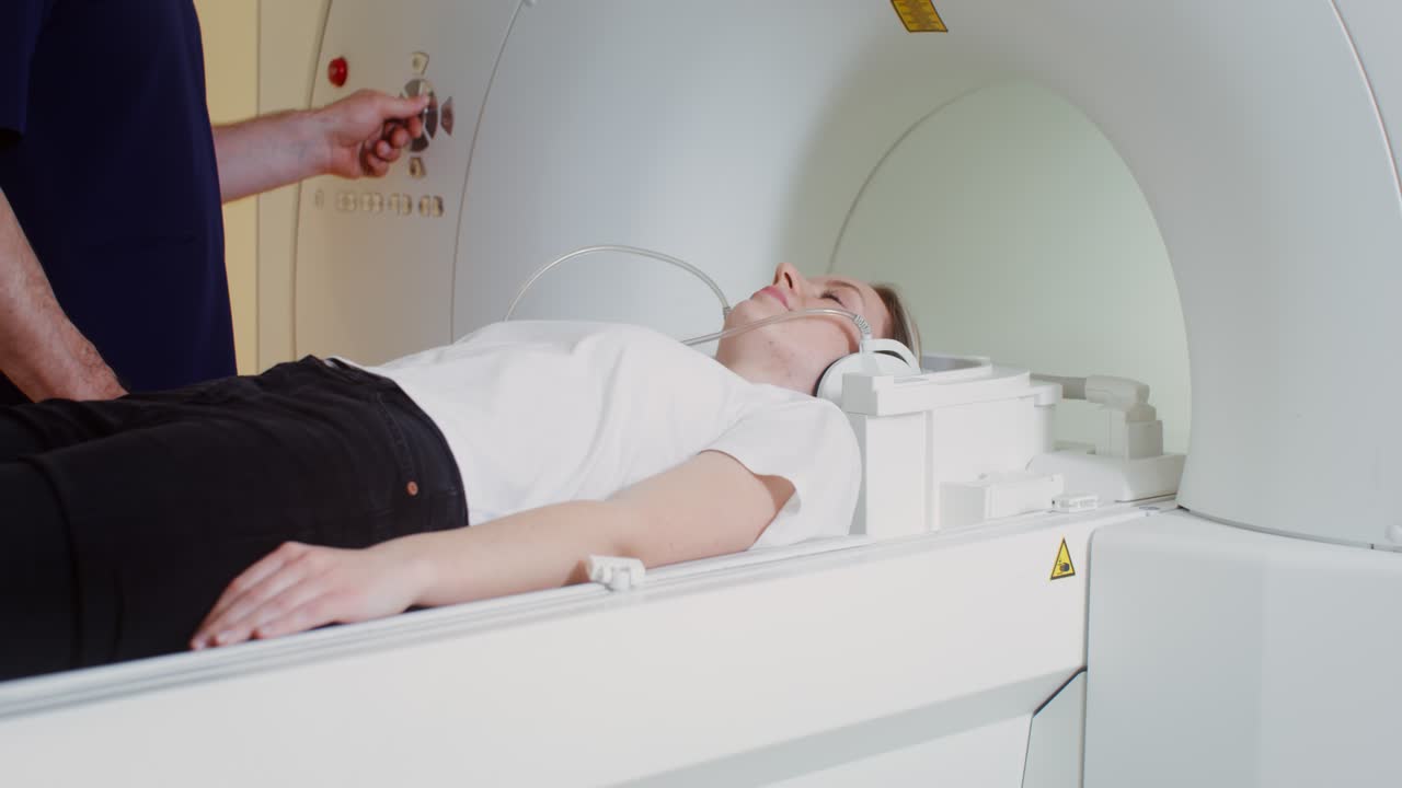 의사와 함께 mri 스캔을 받는 여성