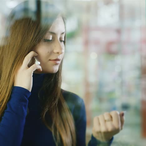 Portrait-of-a-young-woman-with-a-credit-card-in-her-hand-1