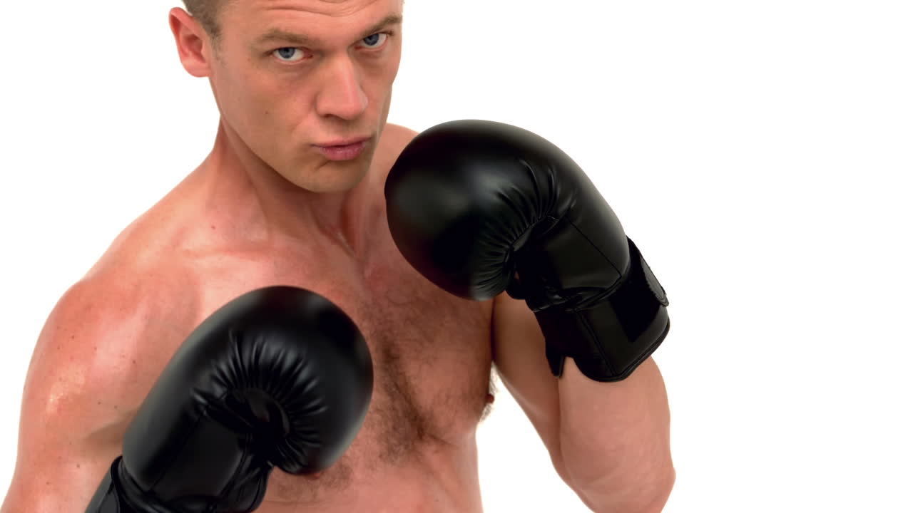 boxeador decidido a golpear