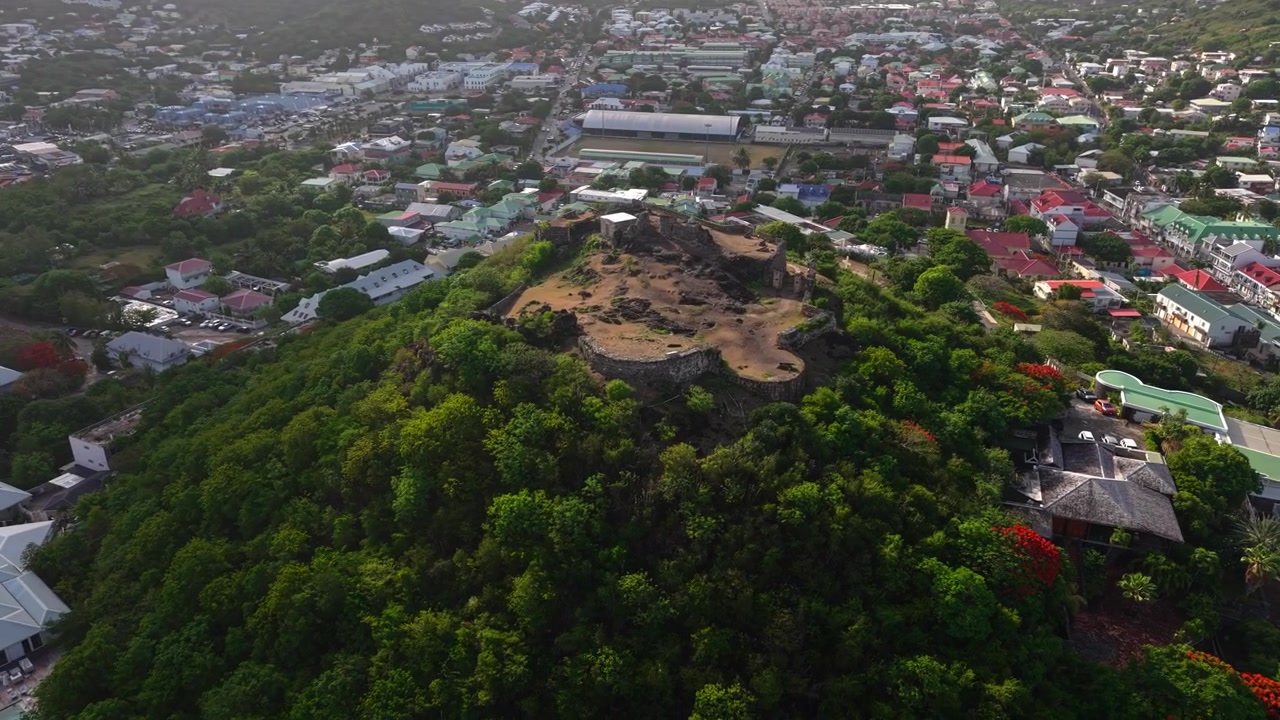 Marigot, Saint Martin Adası, Karayip Denizi üzerindeki tepede bulunan Saint Louis Kalesi'nin drone görüntüsü.