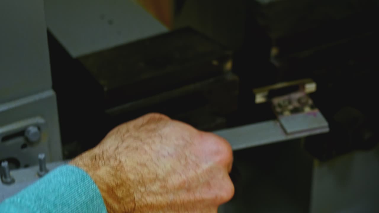 proceso de fabricación industrial con operador