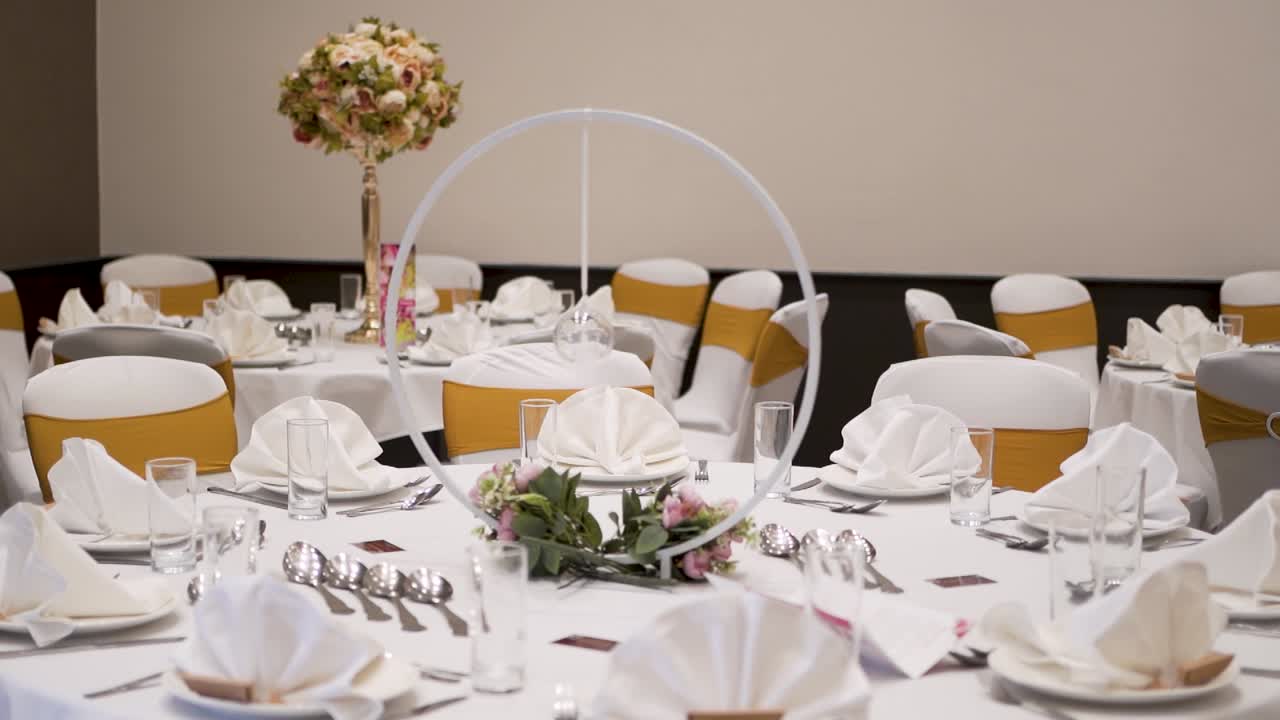 elegante configuración de la mesa de recepción de la boda