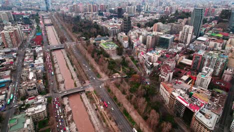 Vista-Aérea-Estableciendo-El-Centro-Histórico-De-Santiago-Chile-Barrio-Lastarria-Y-El-Río-Mapocho-Con-Gran-Afluencia