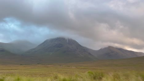 Explora-Los-Impresionantes-Paisajes-De-Las-Tierras-Altas-De-Escocia-En-Un-Viaje-Por-Carretera-A-Través-De-Majestuosas-Colinas-Y-Carreteras-Panorámicas.