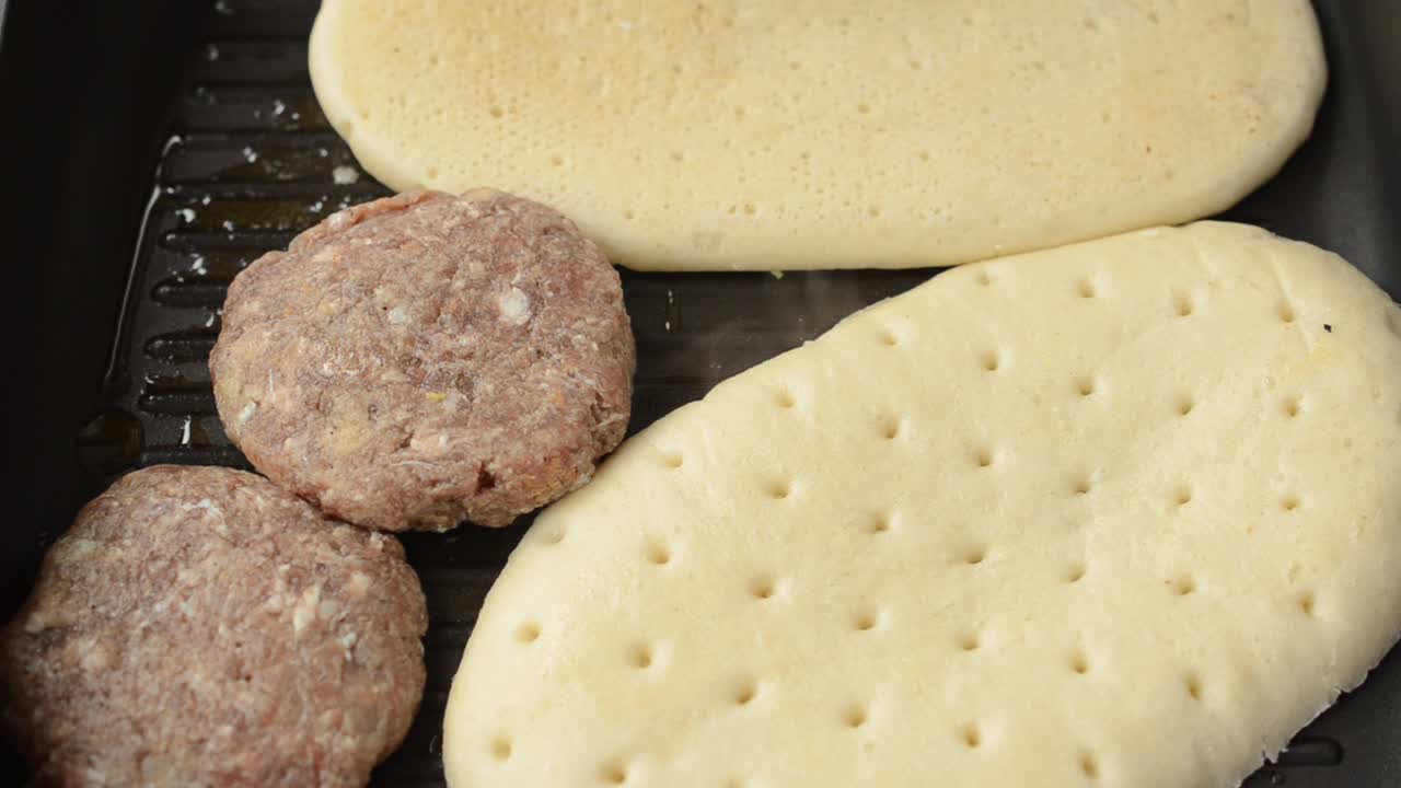 We prepare a sandwich. Frying pan, we prepare a sandwich