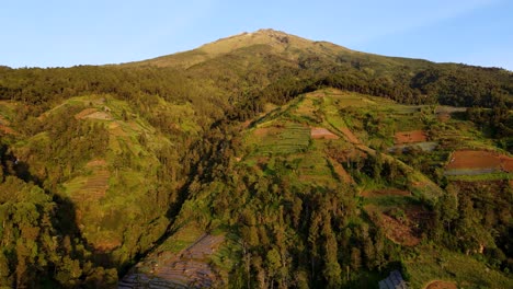 Luftaufnahme-Des-Mount-Sumbing-Am-Sonnigen-Morgen