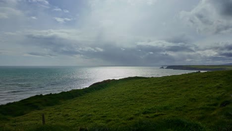 Paisaje-Marino-Espectacular-Costa-Nubes-Y-Fuertes-Lluvias-Acercándose-A-La-Bahía-De-Tankardstown-Waterford-Antes-De-Que-Se-Acerque-Una-Tormenta-De-Primavera