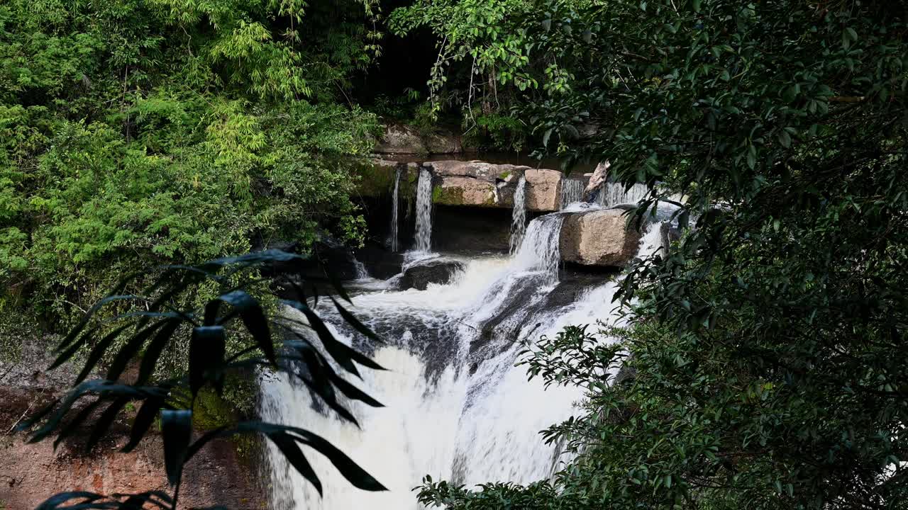 un lapso de tiempo de gran ángulo de la cascada de heo suwat en el parque nacional de khao yai, que es un parque del patrimonio mundial de la unesco, tailandia