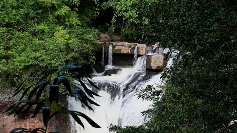 Ein-Weitwinkel-Zeitraffer-Des-Heo-Suwat-Wasserfalls-Im-Khao-Yai-Nationalpark,-Der-Zum-UNESCO-Weltkulturerbe-Gehört,-Thailand