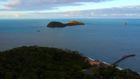 Panorama-Del-Mar-De-Coral-Con-Isla-Doble-En-La-Distancia