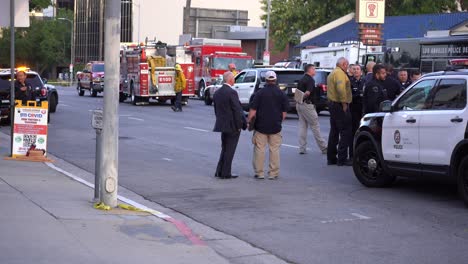 Detectives-Y-Policías-Se-Paran-En-La-Escena-Del-Crimen