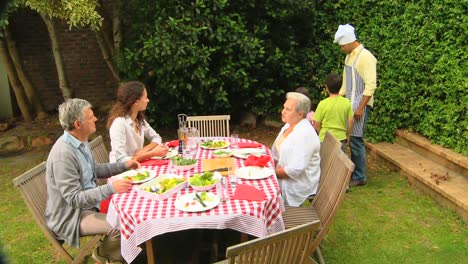 barbacoa familiar con los abuelos