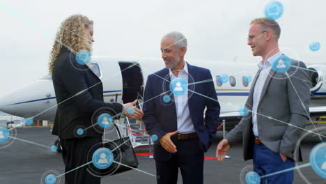 animación de una red de iconos de perfil sobre diversos empresarios que se estrechan la mano en el aeropuerto