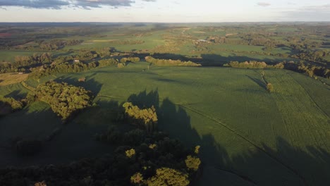 gran campo verde avión no tripulado volando cielo azul valle sombra hermoso sur de brasil