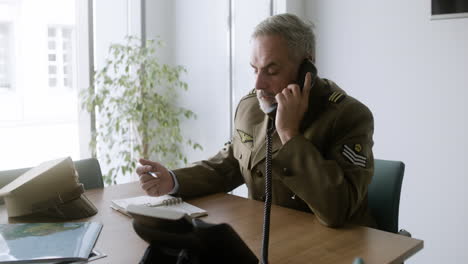 Viejo-Hablando-Por-Telefono