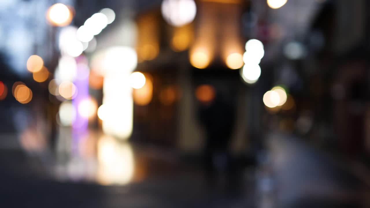 persona fuera de foco caminando por una calle de la ciudad