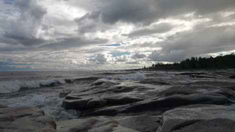 Acantilados-Y-Olas-En-Nordingrå-En-La-Costa-Alta-De-Suecia