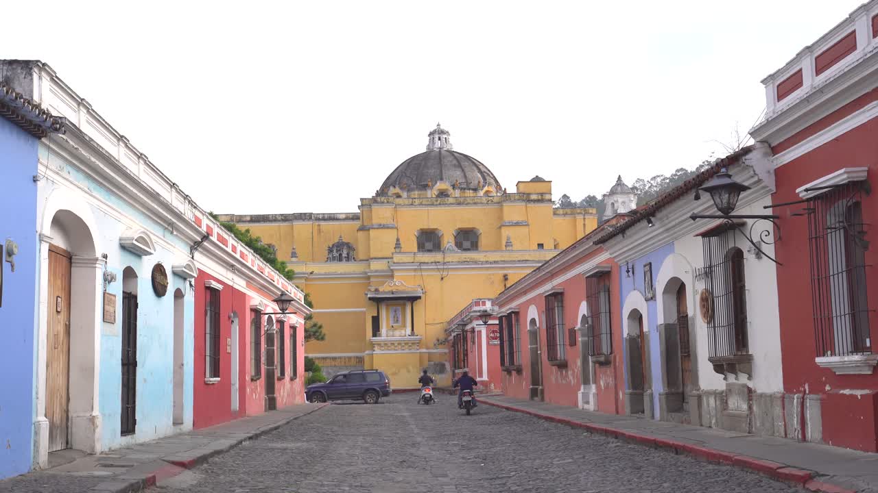 Via di Antigua Guatemala di prima mattina