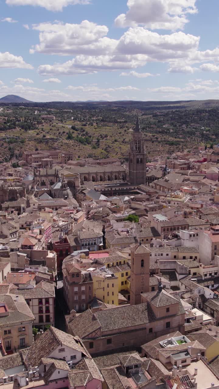Toma aérea vertical frontal mostrando la hermosa arquitectura y el paisaje urbano de Toledo, España, a la luz del día.