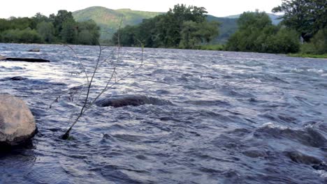 Corriente-Rápida-Del-Río-Cerca-De-Las-Montañas.-Flujo-De-Agua-Azul-En-El-Arroyo-Del-Río-Salvaje