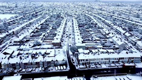 La-Nieve-Ha-Caído-Sobre-Las-Casas-De-Londres-En-Los-Barrios-Suburbanos,-Chill-Ciudad-Fría