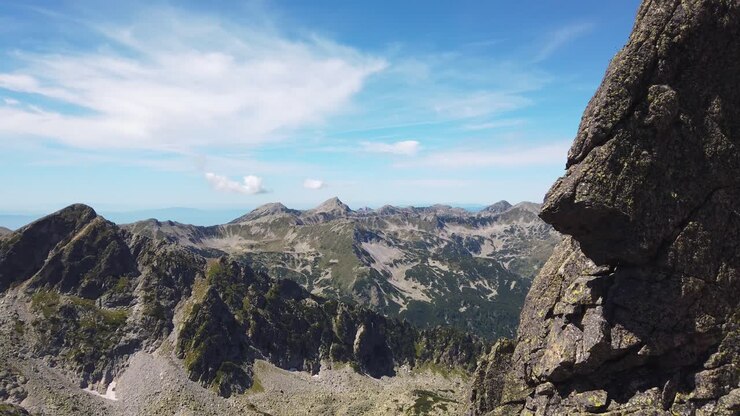 Fenómeno rocoso alpino: una ventana en las rocas y una forma masiva impresionante. Vista panorámica desde las Guardias en la montaña Pirin, Bulgaria. Día soleado de verano. Panorámica a la izquierda.