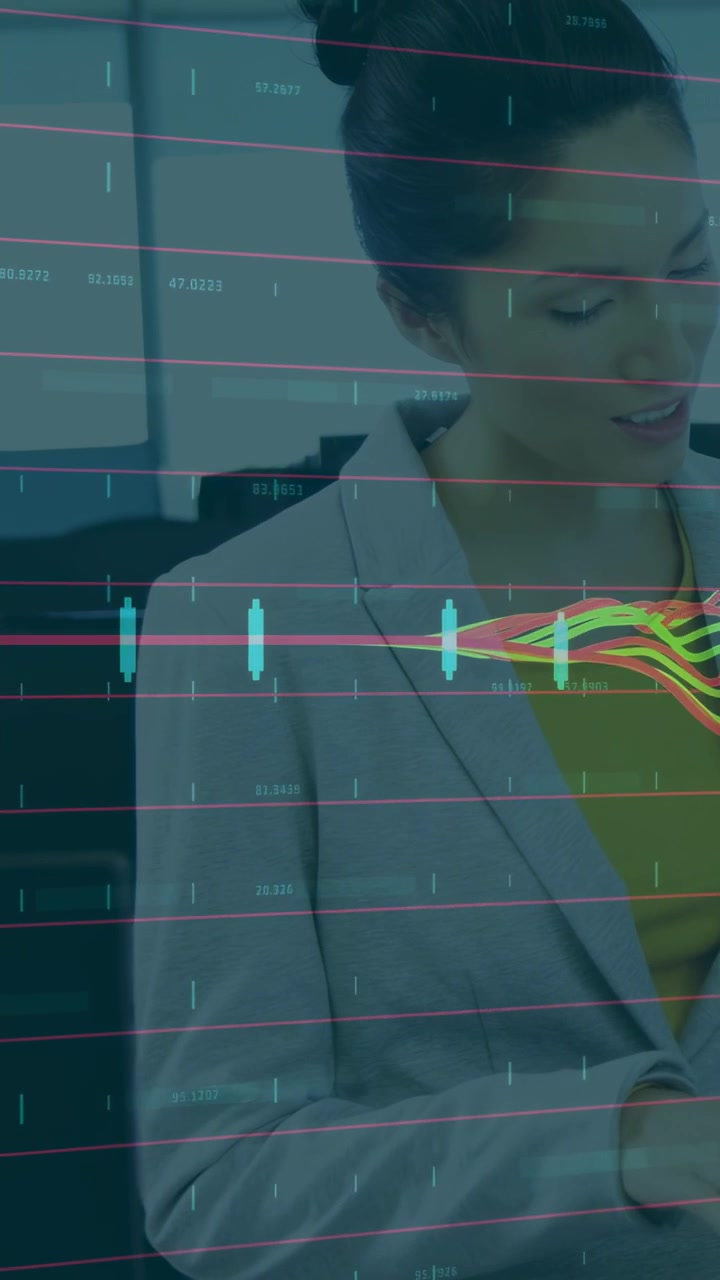 Video verticale: Donna che tocca un dispositivo alla scrivania, griglia animata con candele che si aprono a ventaglio e linee di tendenza per la finanza