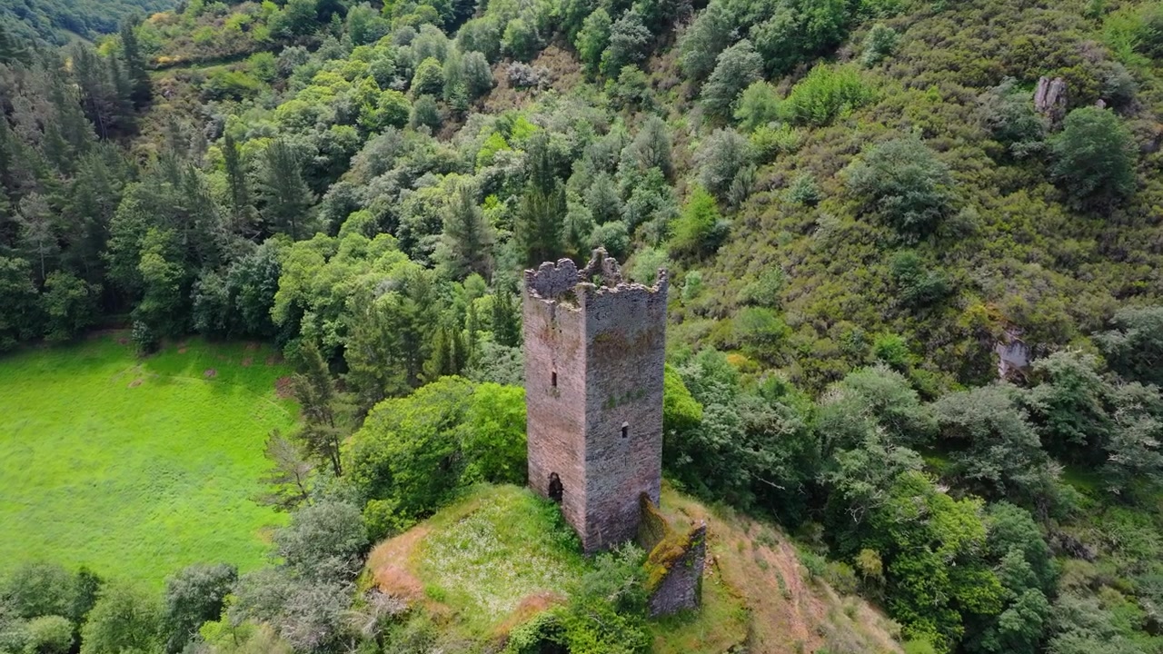 Torre quadrata in pietra di Torre de Doncos ad As Nogais, Galizia, Spagna. Ripresa aerea in avanti.