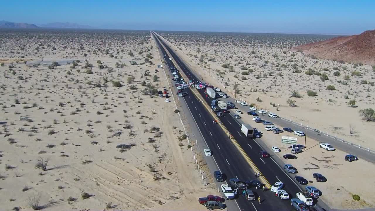 고속도로 한복판에서 드론이 상승하는 모습