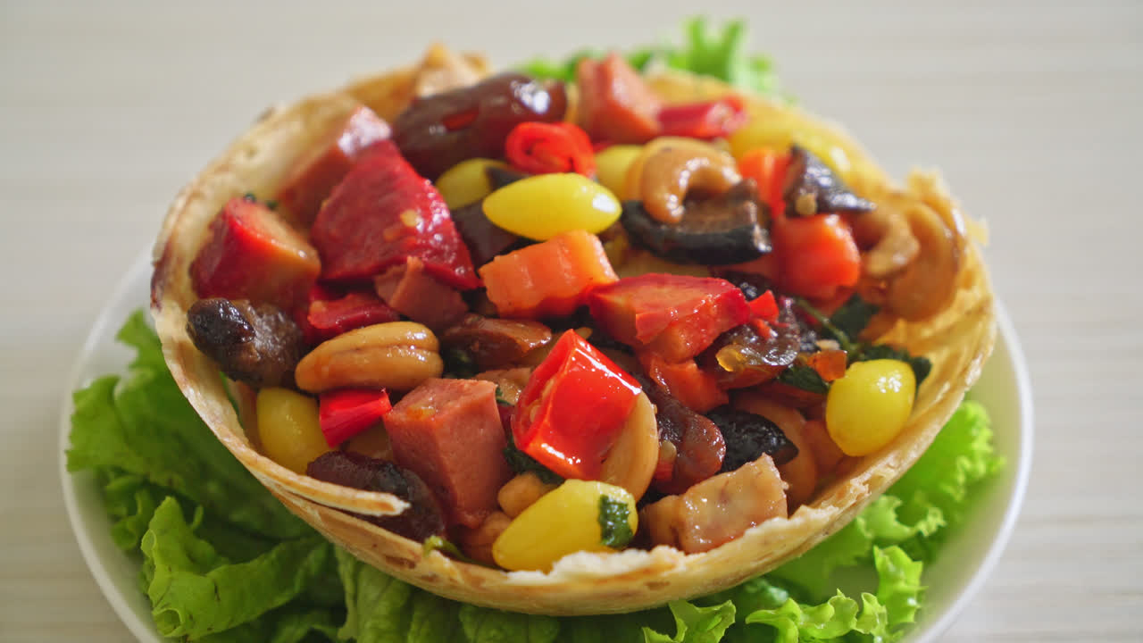 혼합 중국 과일과 견과류 볶음