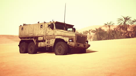 camión militar blindado en el desierto