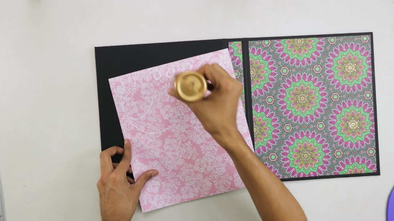 Incollare la copertina di un raccoglitore per scrapbook con fogli decorati con mandala
