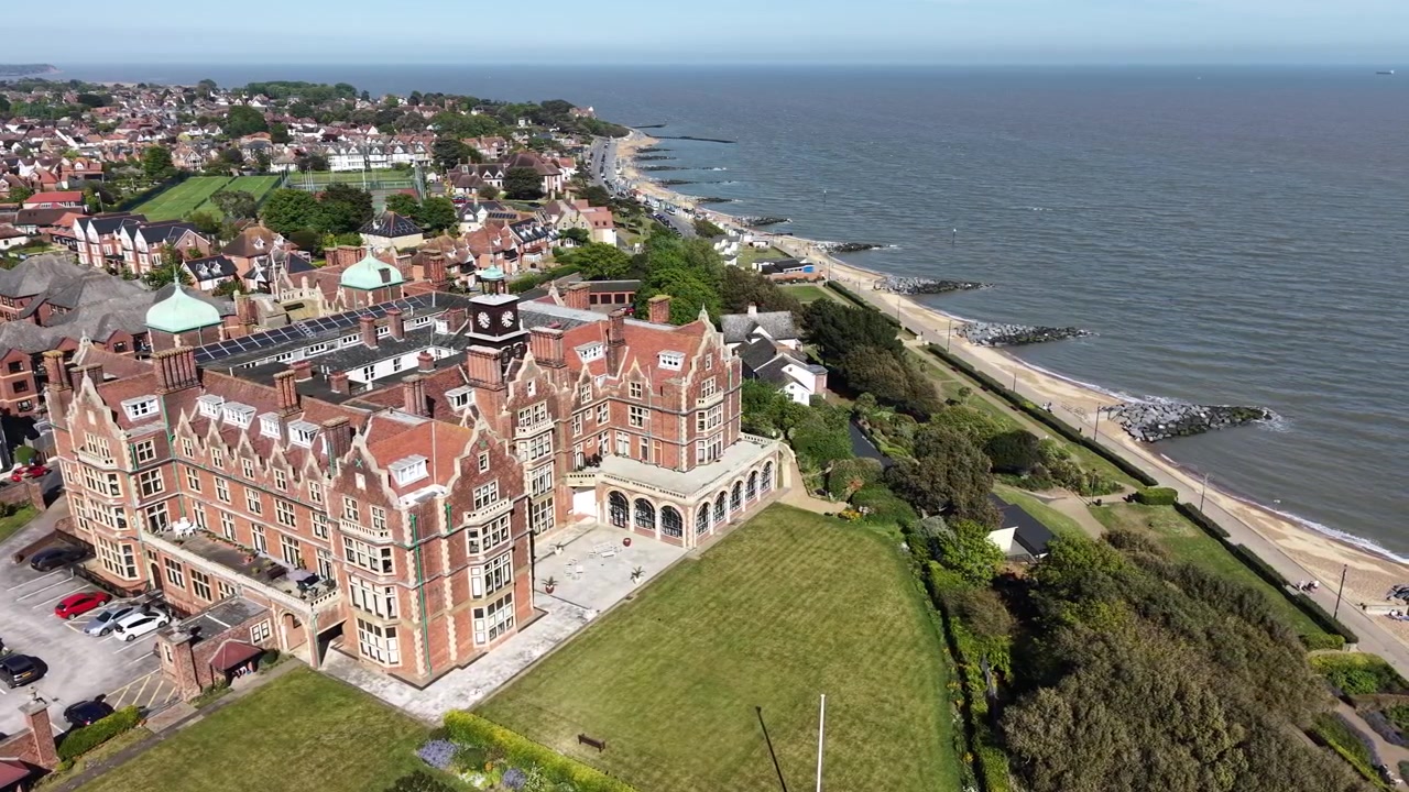 Bývalý velkolepý Harvest House Felixstowe, Velká Británie, letecký pohled z dronu.