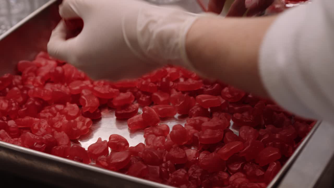 suplementos vitamínicos de gelatina roja embotellados a mano - industria nutracéutica