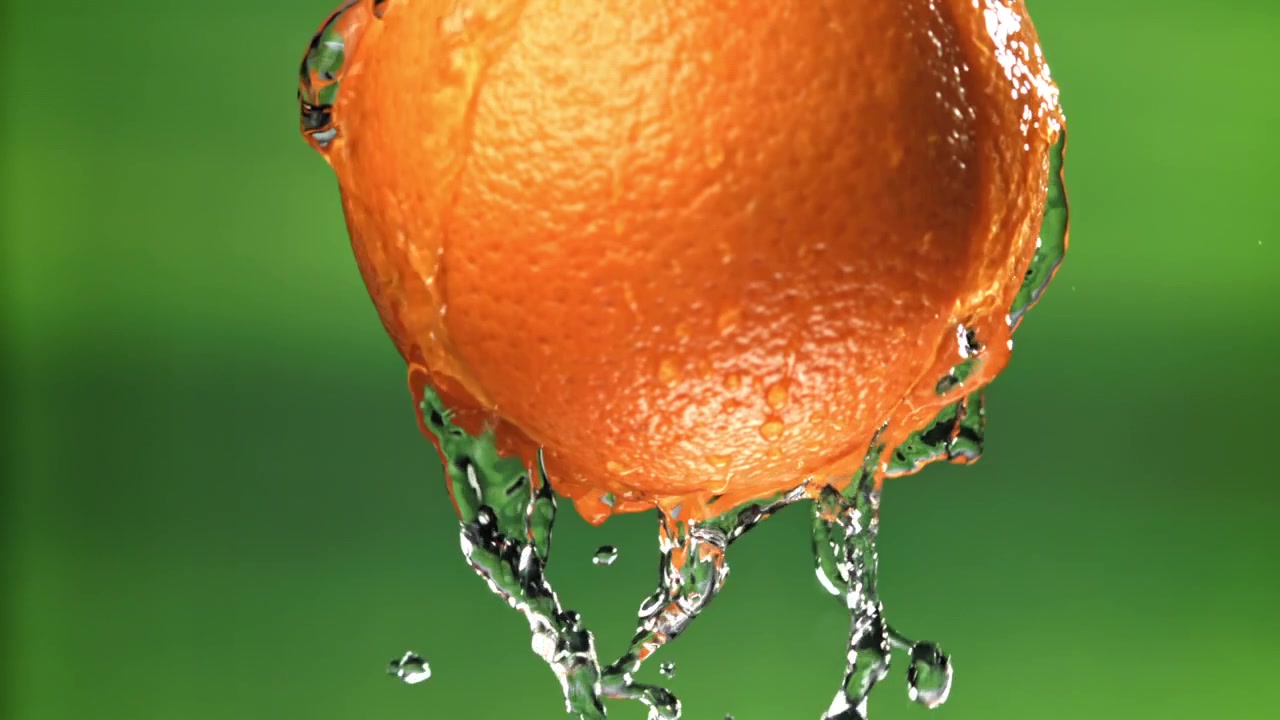 Gocce d'acqua su un'arancia fresca al rallentatore
