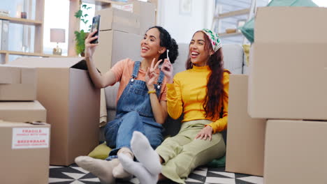 Mujeres-Lesbianas,-Casa-Nueva-Y-Selfie-Con-Llave