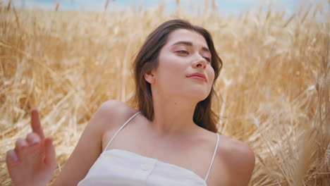 modelo relajado tocando el cabello colocando centeno naturaleza primer plano. chica sonriendo campo de trigo