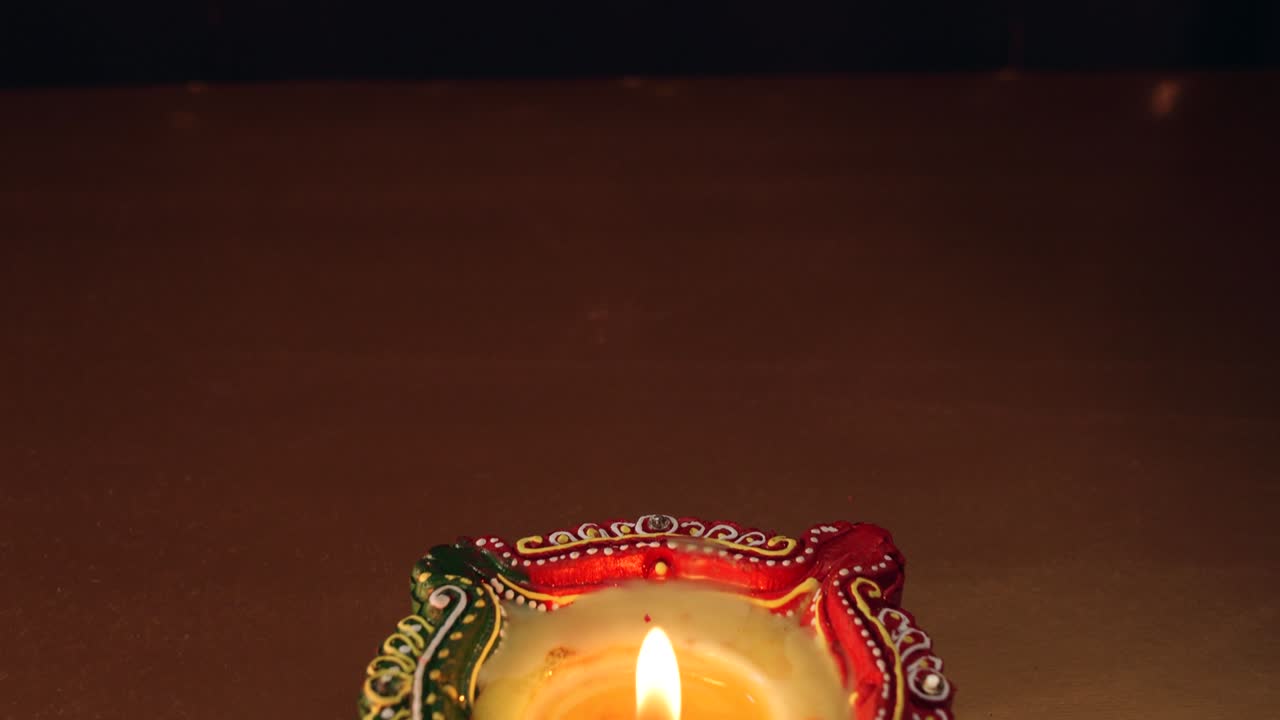 빛의 축제인 디발리 (diwali) 에서 불꽃이 켜지고 있습니다.