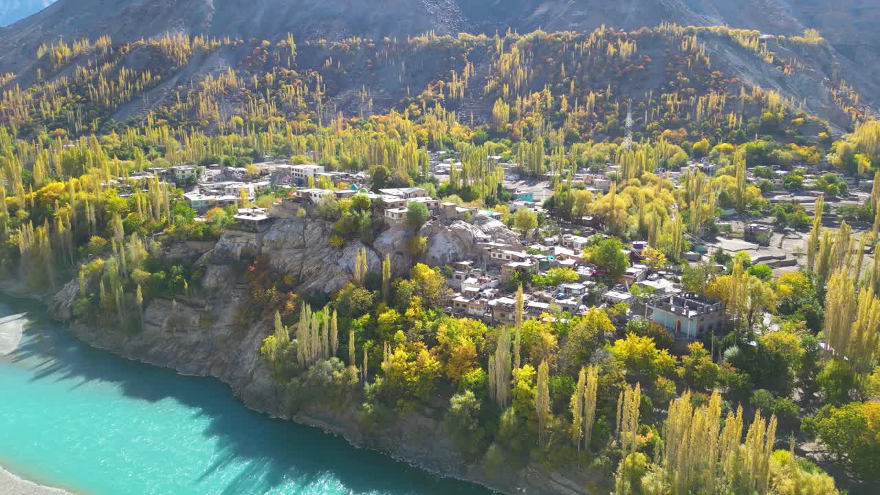 vuelo de avión no tripulado sobre el valle con árboles verdes y un río en la ciudad de skardu