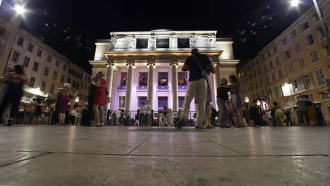 timelapse de bailarines frente a la ópera municipal en marsella