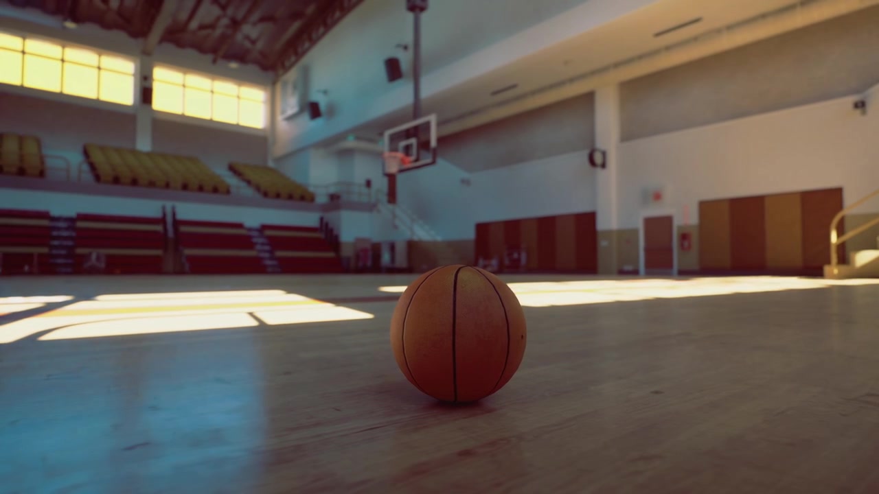 Arena sportiva vuota illuminata da luce solare intensa e ombre