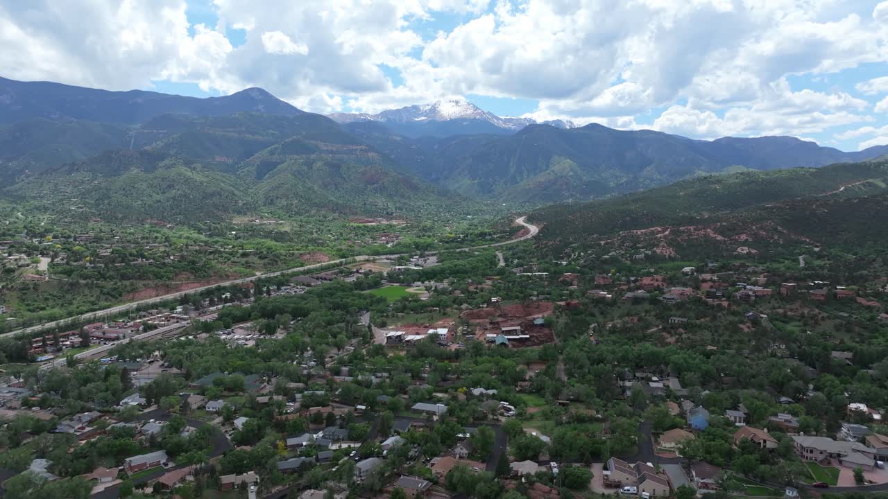 Paisagem aérea de Pikes Peak e arredores montanhosos em Colorado Springs, Estados Unidos